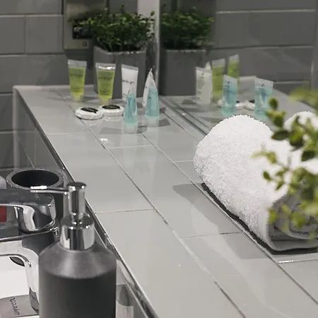 Apartment Modern Apt, Prime Location, Relocations & Professionals