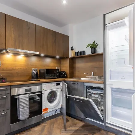 Modern Apt, Prime Location, Relocations & Professionals Apartment *