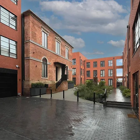 Apartment Modern Apt, Prime Location, Relocations & Professionals